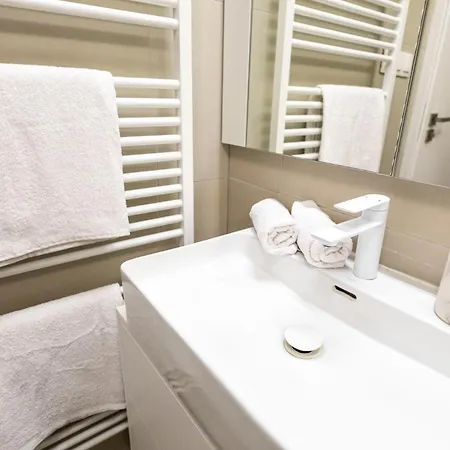 Apartman Alure Residences 13 & 24h Self Check-in, Fireplace,private Parking In Front Of The Building Included, New Building, Area With Meadows And Forests Besztercebánya