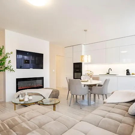 Alure Residences 13 & 24h Self Check-in, Fireplace,private Parking In Front Of The Building Included, New Building, Area With Meadows And Forests Apartmán *