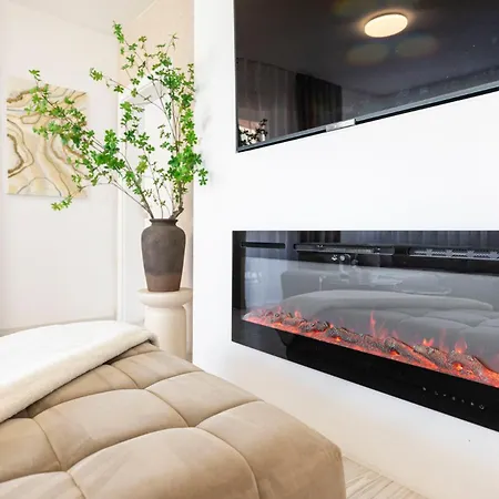 Alure Residences 13 & 24h Self Check-in, Fireplace,private Parking In Front Of The Building Included, New Building, Area With Meadows And Forests Apartmán