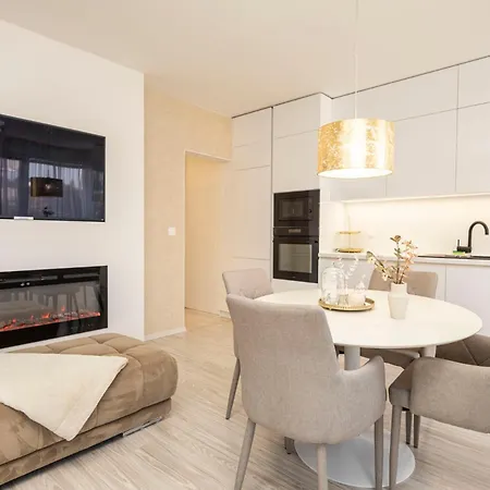 Alure Residences 13 & 24h Self Check-in, Fireplace,private Parking In Front Of The Building Included, New Building, Area With Meadows And Forests Apartman Besztercebánya