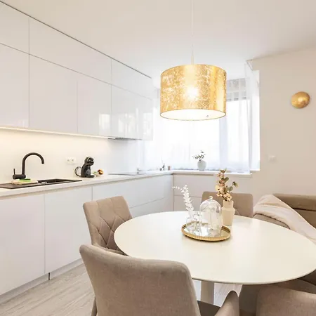Apartment Alure Residences 13 & 24h Self Check-in, Fireplace,private Parking In Front Of The Building Included, New Building, Area With Meadows And Forests *